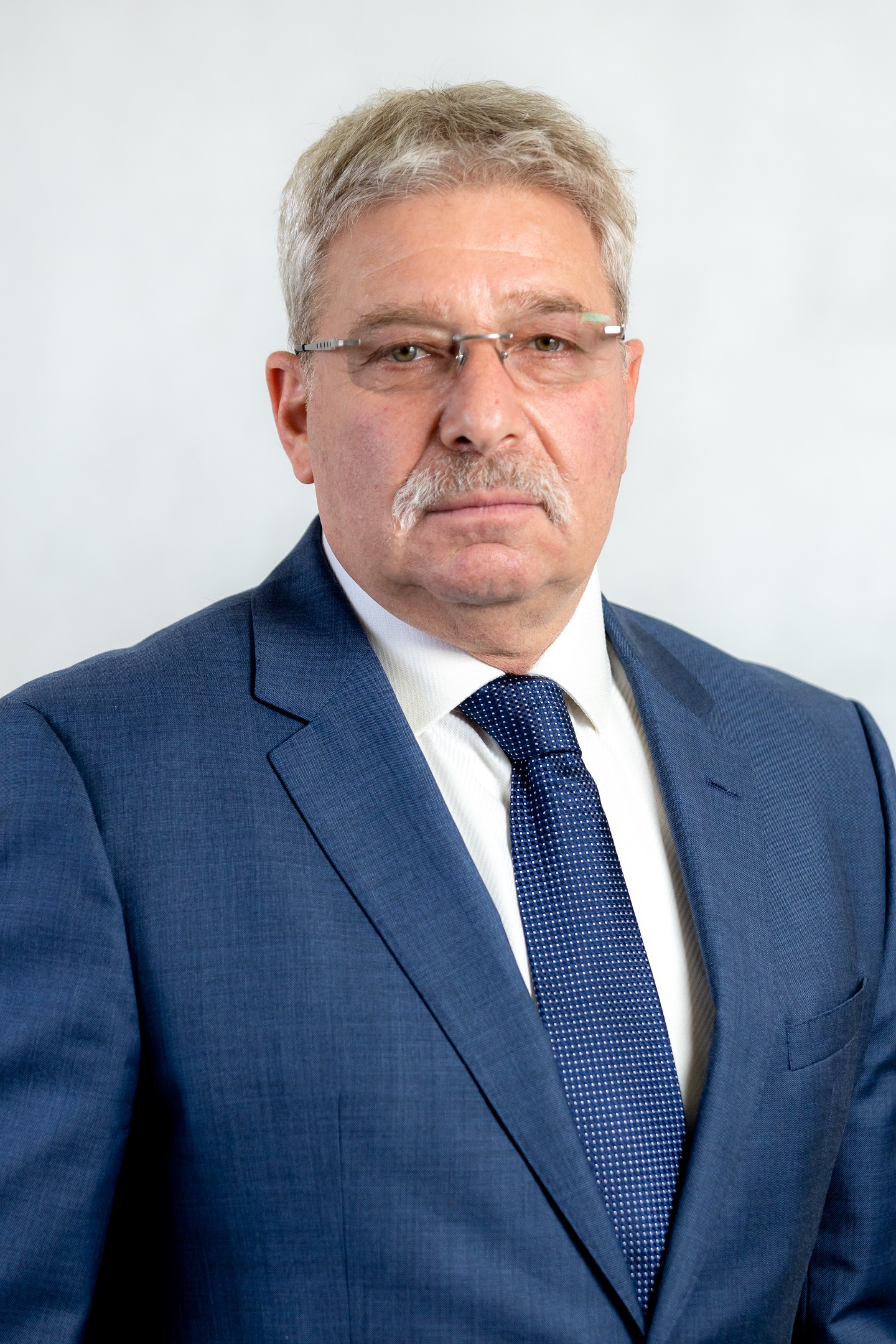 Dr. Révai Róbert